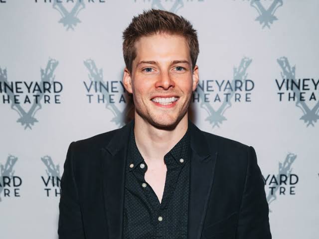 Hunter Parrish Biography: Songs, Age, Wife, Ethnicity, Net Worth, Brother, Movies, Height