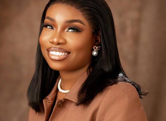 Esther Jonathan Biography: Age, Songs, Height, Ethnicity, Husband, Net Worth, Parents, Religion