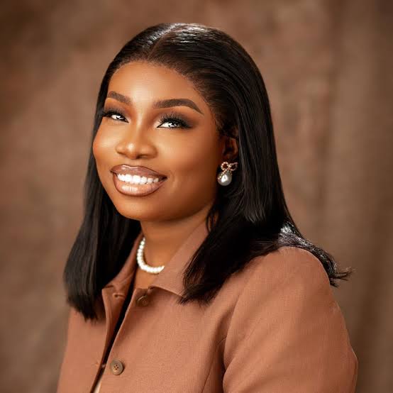 Esther Jonathan Biography: Age, Songs, Height, Ethnicity, Husband, Net Worth, Parents, Religion