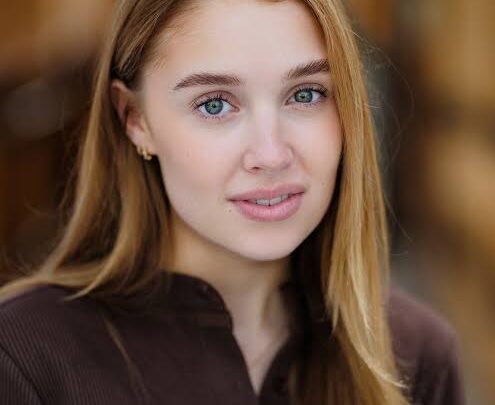 Hattie Dynevor Biography: Movies & TV Shows, Age, Net Worth, Parents, Siblings, Height, Instagram