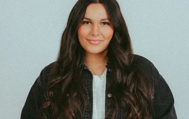 Julia Poe Biography: YouTube, Parents, Height, Age, Ethnicity, TikTok, Son, Religion, Boyfriend