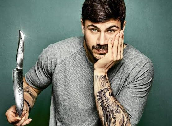 Akis Petretzikis Biography: Ethnicity, TV Shows, Sister, Height, Net Worth, Awards, Parents, Age, Wife