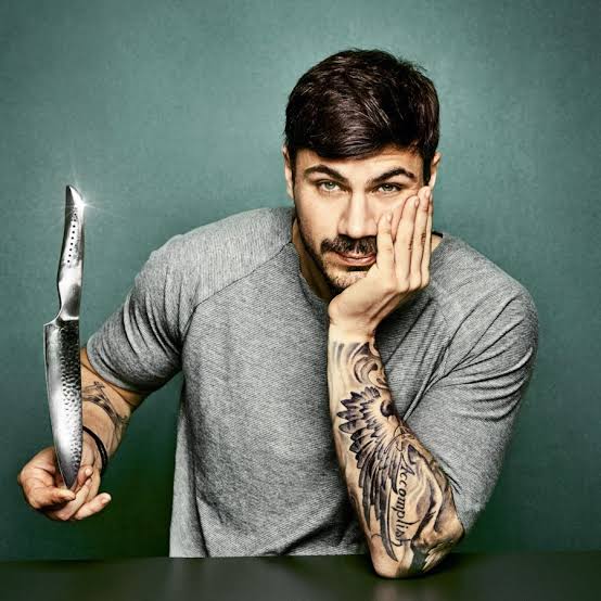 Akis Petretzikis Biography: Ethnicity, TV Shows, Sister, Height, Net Worth, Awards, Parents, Age, Wife