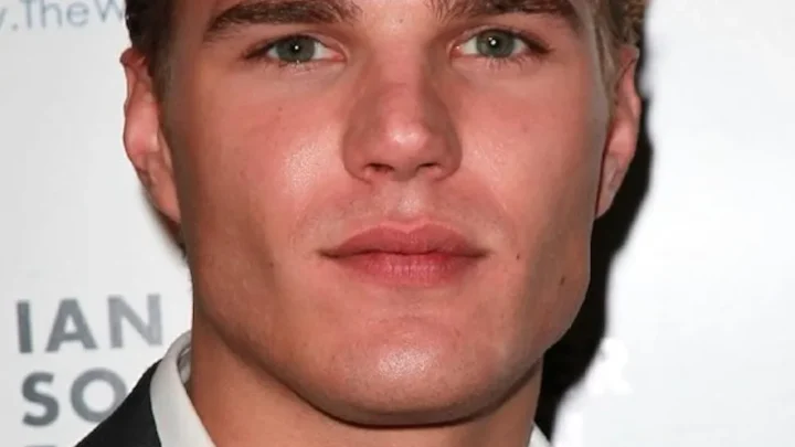 Chris Zylka Biography: Age, Net Worth, Height, Ex-Fiancée, Movies, TV Shows, Career, Real Name