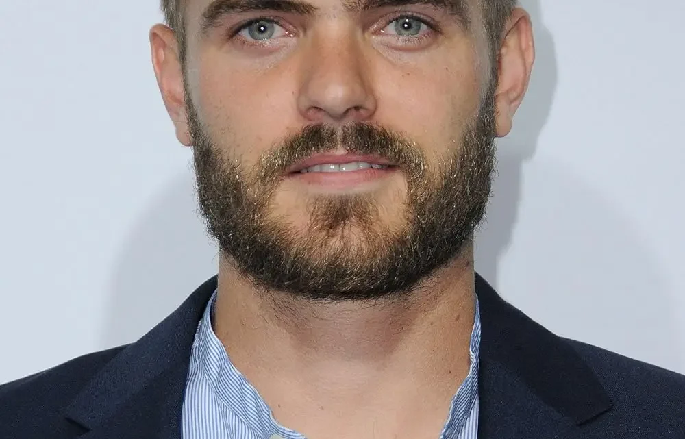 Alex Roe Biography: Age, Net Worth, Height, Girlfriend, Twin, Movies, TV Shows, Career, Real Name