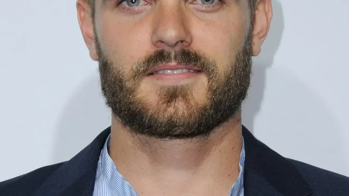 Alex Roe Biography: Age, Net Worth, Height, Girlfriend, Twin, Movies, TV Shows, Career, Real Name