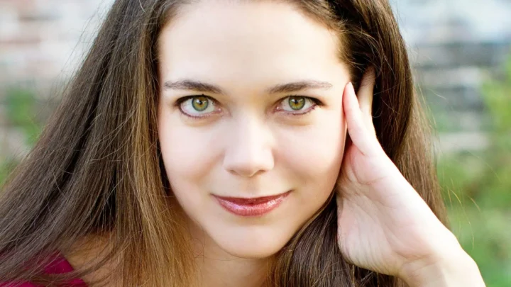 Jennifer Lynn Barnes Biography: Height, Husband, Age, Children, Net Worth, Books, Siblings, Instagram