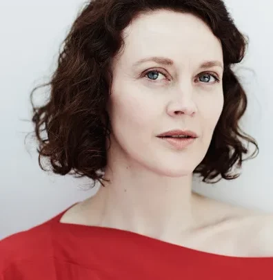 Simone Kirby Biography: Age, Net Worth, Height, Husband, Kids, Career, Awards & Filmography