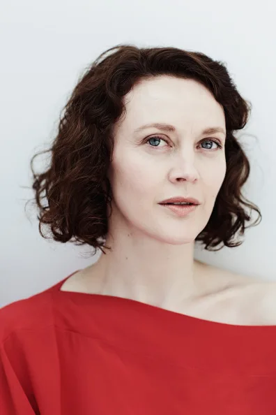 Simone Kirby Biography: Age, Net Worth, Height, Husband, Kids, Career, Awards & Filmography