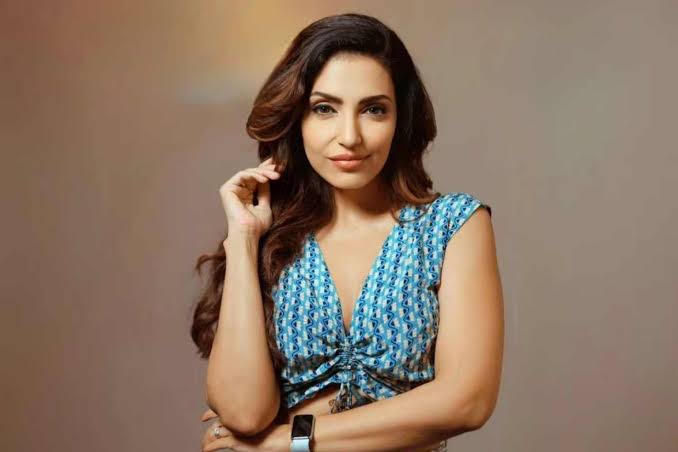 Navina Bole Biography: Daughter, Awards, Height, Movies, Ethnicity, Parents, Net Worth, Age, Husband