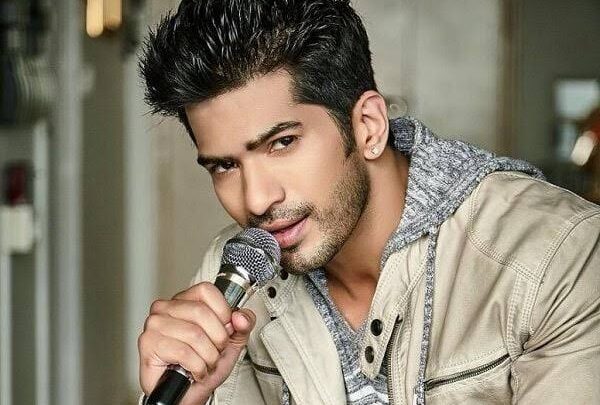 Amit Tandon Biography: Siblings, Religion, Ethnicity, Height, Parents, Movies, Songs, Net Worth, Age, Wife