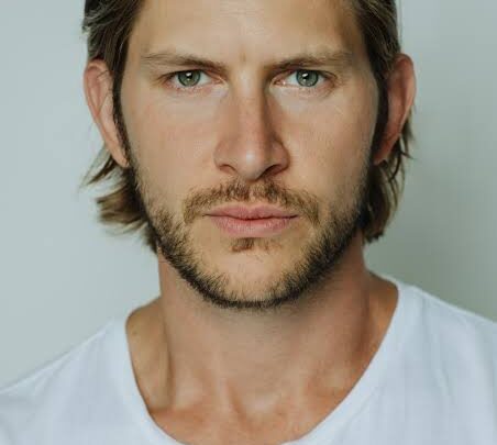 Greyston Holt Biography: Age, Partner, Daughter, Height, Net Worth, Parents, Movies & TV Shows, Career