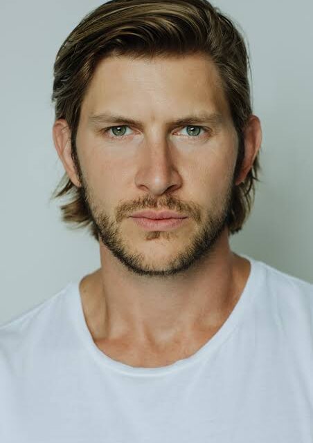 Greyston Holt Biography: Age, Partner, Daughter, Height, Net Worth, Parents, Movies & TV Shows, Career