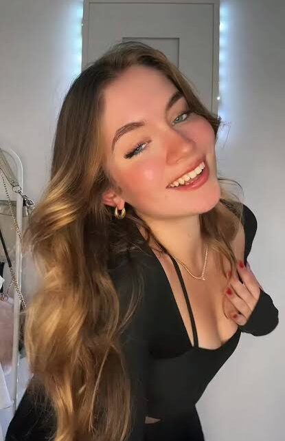 Ella Rene Biography: Height, Net Worth, Age, Ethnicity, TikTok, Boyfriend, Religion, Parents