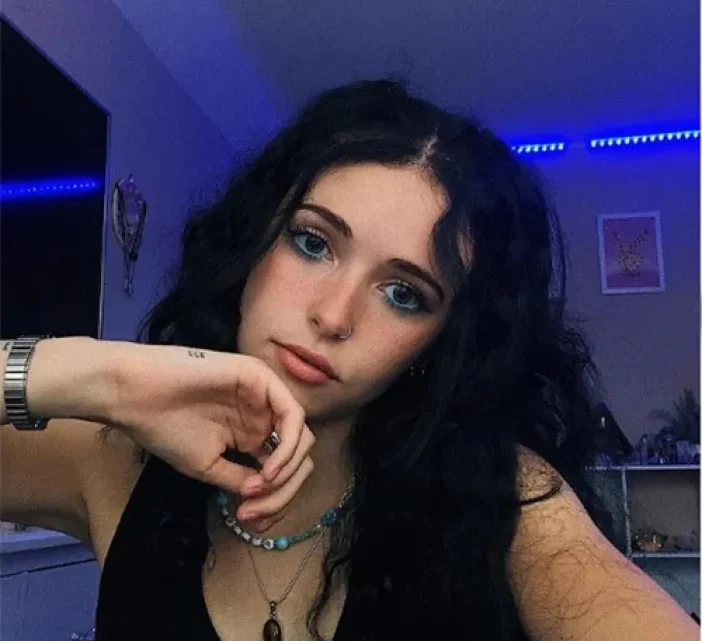 Holly Laing Biography: Age, Height, Net Worth, Parents, Career, Social Media
