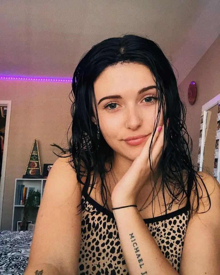 Holly Laing - Biography