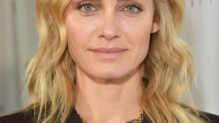 Amber Valletta Biography: Age, Net Worth, Movies, Career, Height, Husband, Children, Parents
