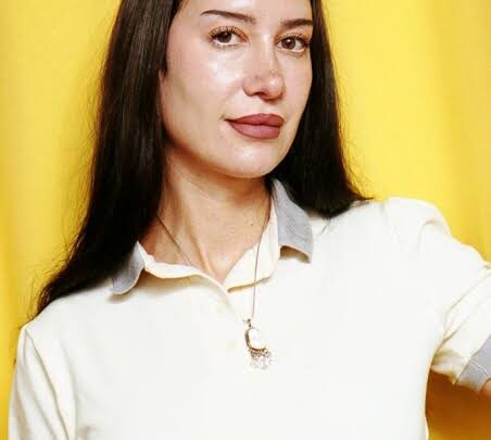 Julia Wolf Biography: Instagram, Songs, Ethnicity, Age, Ethnicity, Parents, Net Worth, Awards, Boyfriend