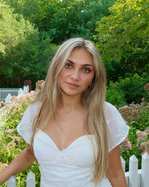 Ariana Lee - Biography
