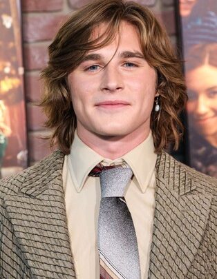 Axel Ellis Biography: Age, Net Worth, Height, Parents, Movies, The Runarounds, Songs