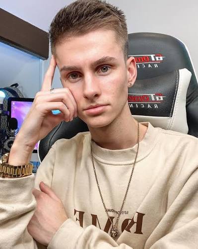 Lee Hinchcliffe Biography: Age, Net Worth, Height, Parents, CBBC, YouTube, Girlfriend