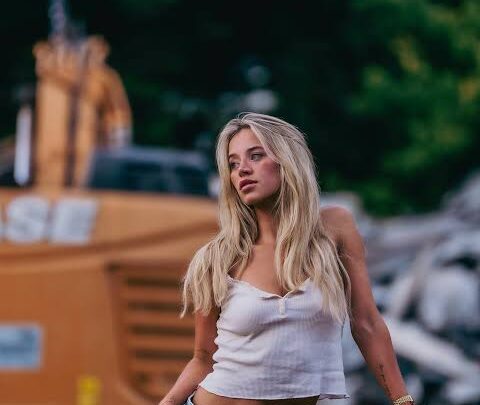 Zoey Aune Biography: Parents, Siblings, Age, Boyfriend, Net Worth, Height, TikTok