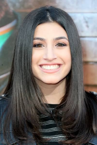 Dana Gaier Biography: Age, Net Worth, Voice, Height, Husband, Parents, Movies, Songs, Instagram