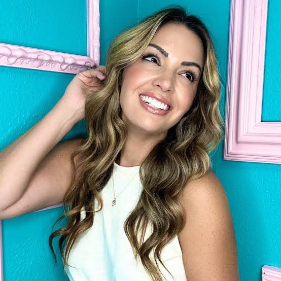 momlifewithlaura - Biography