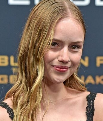 Amélie Hoeferle Biography: Parents, Net Worth, Height, Siblings, Age, Movies & TV Shows, Boyfriend, Instagram