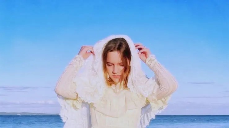 Amélie Farren Biography: Net Worth, Height, Songs & Albums, Age, Parents, Tours, Fiancé, YouTube