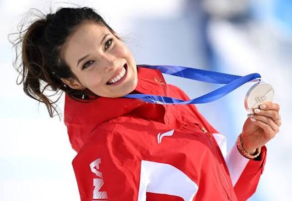 Eileen Gu Biography: Age, Height, Medals, Net Worth, Instagram, Parents, Religion, Ethnicity, Awards, Olympic Games