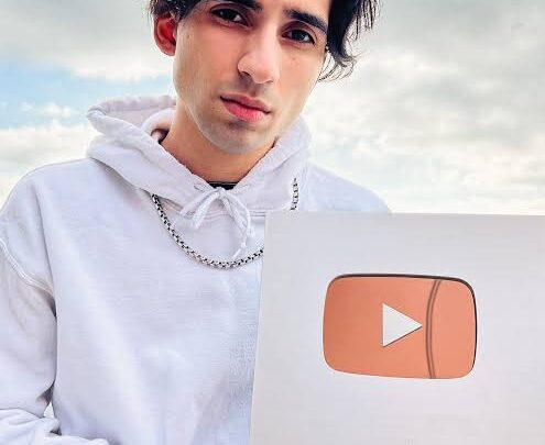 Arash Baba Moini Biography: Nationality, Fiancèe, Age, Height, Parents, Siblings, Net Worth, YouTube, Gaming