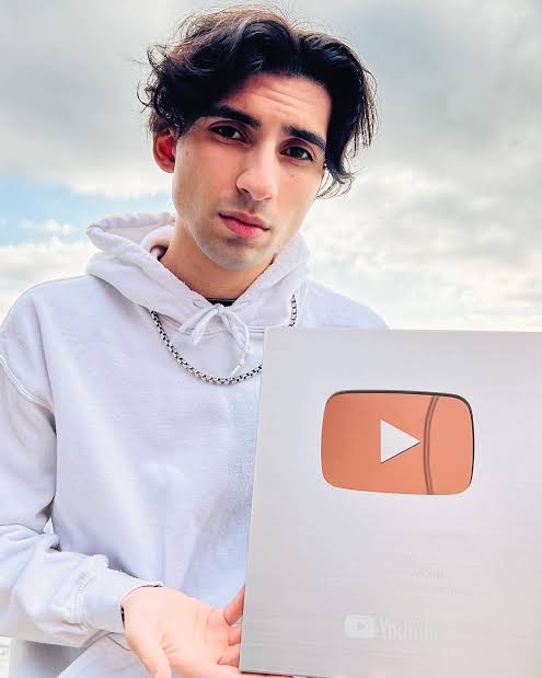 Arash Baba Moini Biography: Nationality, Fiancèe, Age, Height, Parents, Siblings, Net Worth, YouTube, Gaming