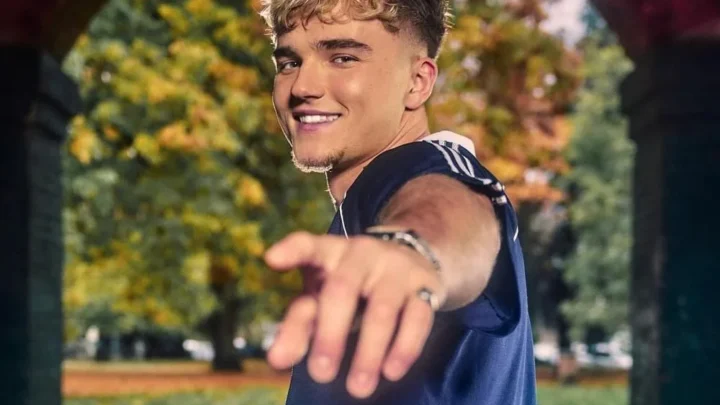 Hendrik Christoffersen Biography: Age, Net Worth, Height, Parents, December 10, Songs, Career