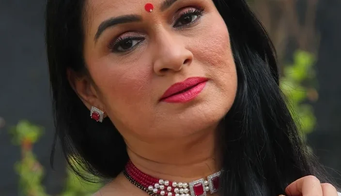 Padmini Kolhapure Biography: Age, Net Worth, Movies, Height, Husband, Kids, Parents, Awards