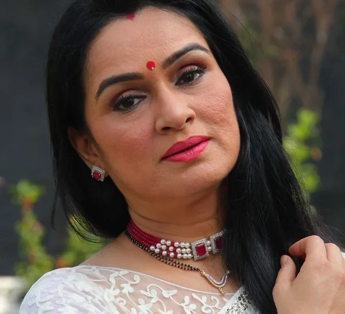 Padmini Kolhapure Biography: Age, Net Worth, Movies, Height, Husband, Kids, Parents, Awards