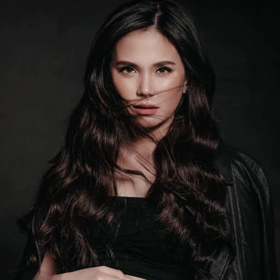 Isabel Oli - Biography