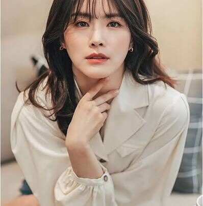 Ahn Si-ha Biography: Age, Height, Net Worth, Parents, Movies, TV Shows, Awards, Religion, Husband, Children, Ethnicity