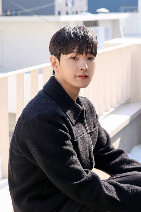 Shin Jae-hwi - Biography