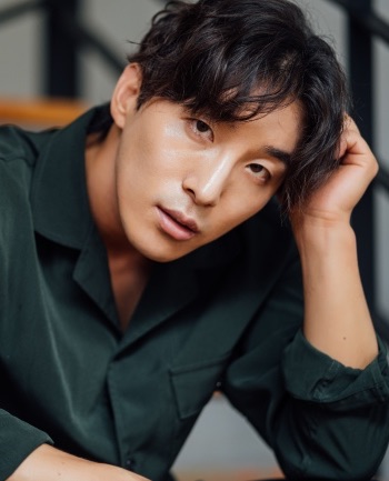 Dong Hyun-bae - Biography