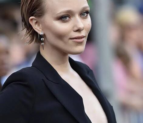 Ivanna Sakhno Biography: Age, Height, Net Worth, Awards, Parents, Movies, Instagram, Boyfriend, Ethnicity