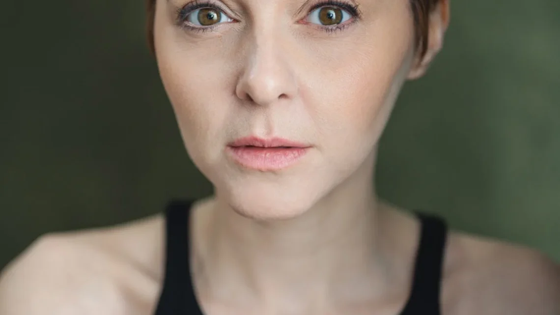 Evelyn Hoskins Biography: Age, Height, Net Worth, Parents, Movies & TV Shows, Career, Partner