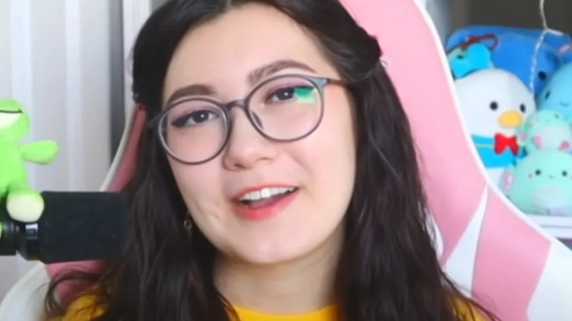 Froggycrossing Biography: Age, Height, Net Worth, Boyfriend, Ethnicity, Religion, Parents, TikTok