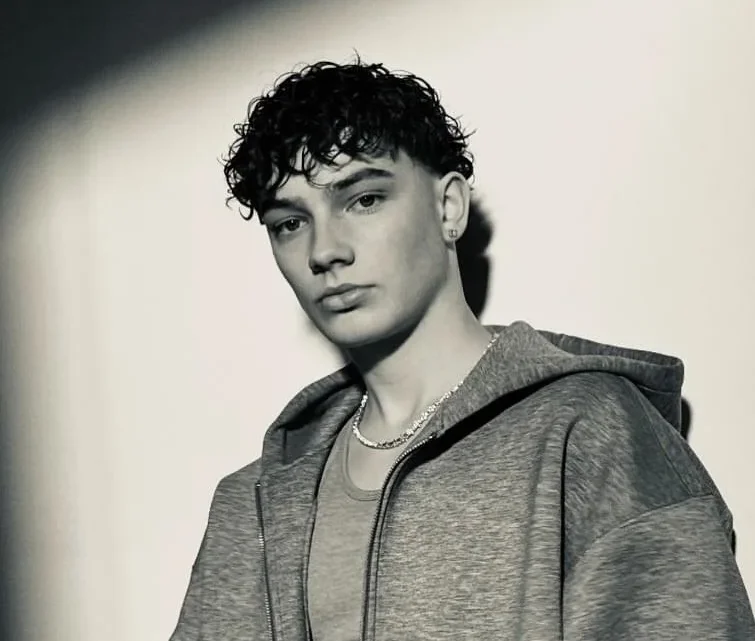 Josh Olliver Biography: Age, Parents, Height, Net Worth, Songs, December 10, Instagram