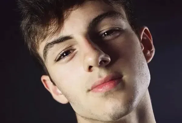 Elliott Hanna Biography: Age, Height, Net Worth, Parents, Movies & TV Shows, Girlfriend