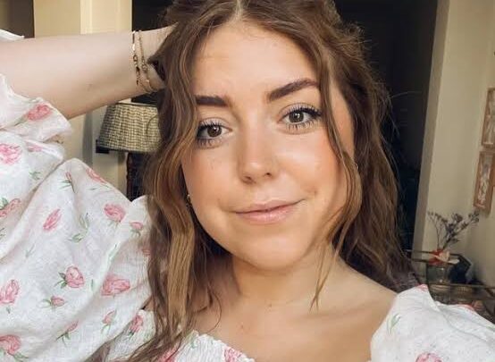 Poppy Deyes Biography: Age, Height, Net Worth, Boyfriend, Books, Ethnicity, Religion, Children