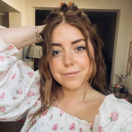 Poppy Deyes Biography: Age, Height, Net Worth, Boyfriend, Books, Ethnicity, Religion, Children