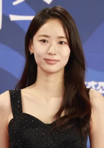 Lee E-dam - Biography