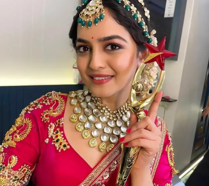 Neha Harsora Biography: Age, Height, Net Worth, Ethnicity, Boyfriend, Parents, Religion, Awards