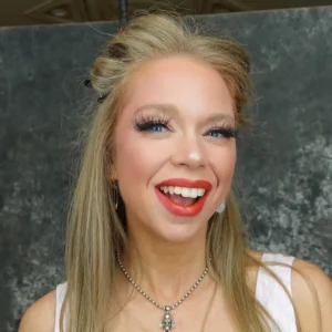 Grav3yardgirl - Biography